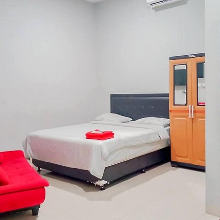 Mahkota Residence Mitra Reddoorz Karawang Kültér fotó