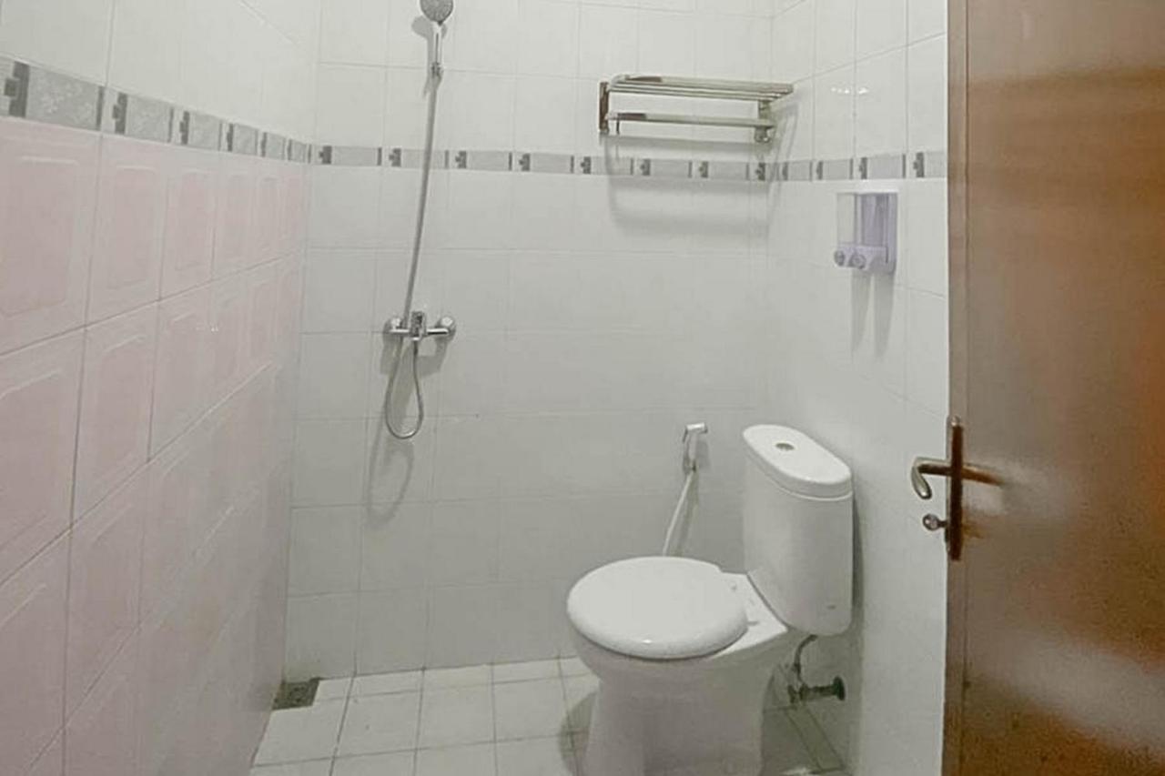 Mahkota Residence Mitra Reddoorz Karawang Kültér fotó