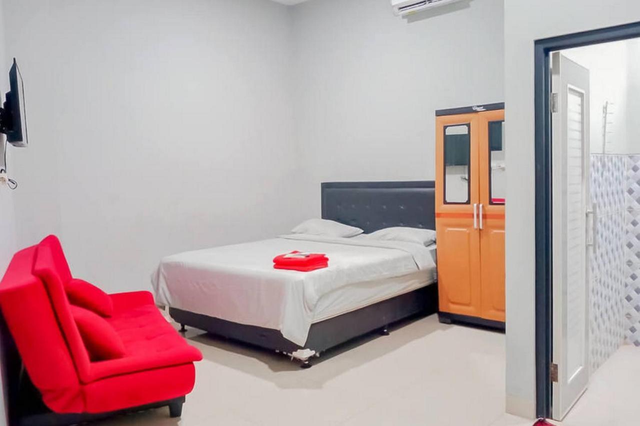 Mahkota Residence Mitra Reddoorz Karawang Kültér fotó